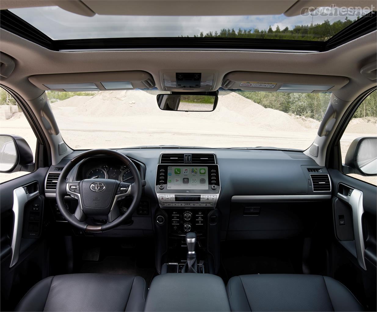 En el interior del nuevo Land Cruiser no hay más cambios que los que implican al nuevo sistema multimedia. Con el Black Pack también se incluyen molduras en negro.