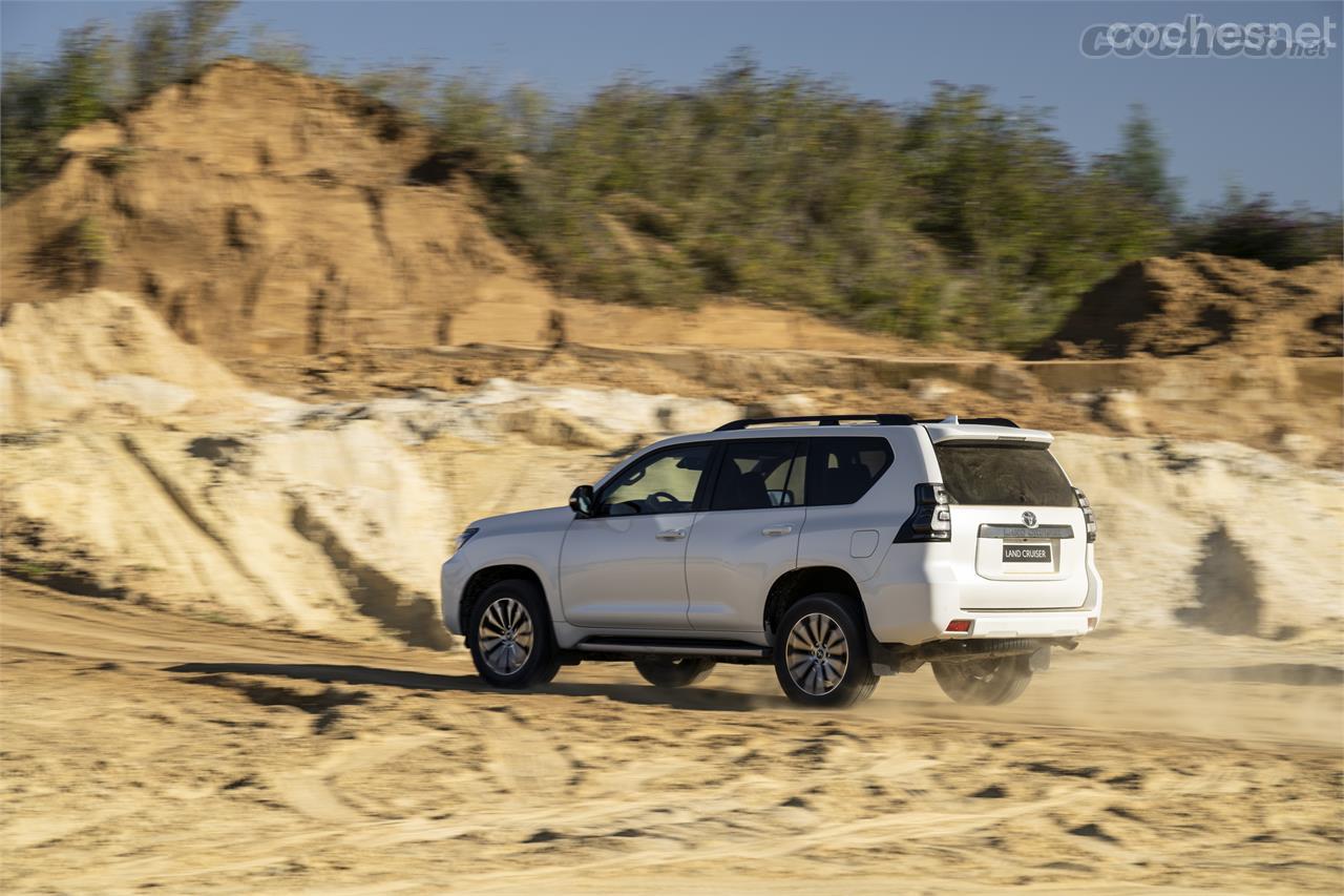 El Toyota Land Cruiser 2021 cambia su diferencial trasero autoblocante Torsen por uno de tipo mecánico, para mejorar su comportamiento en off-road extremo. 