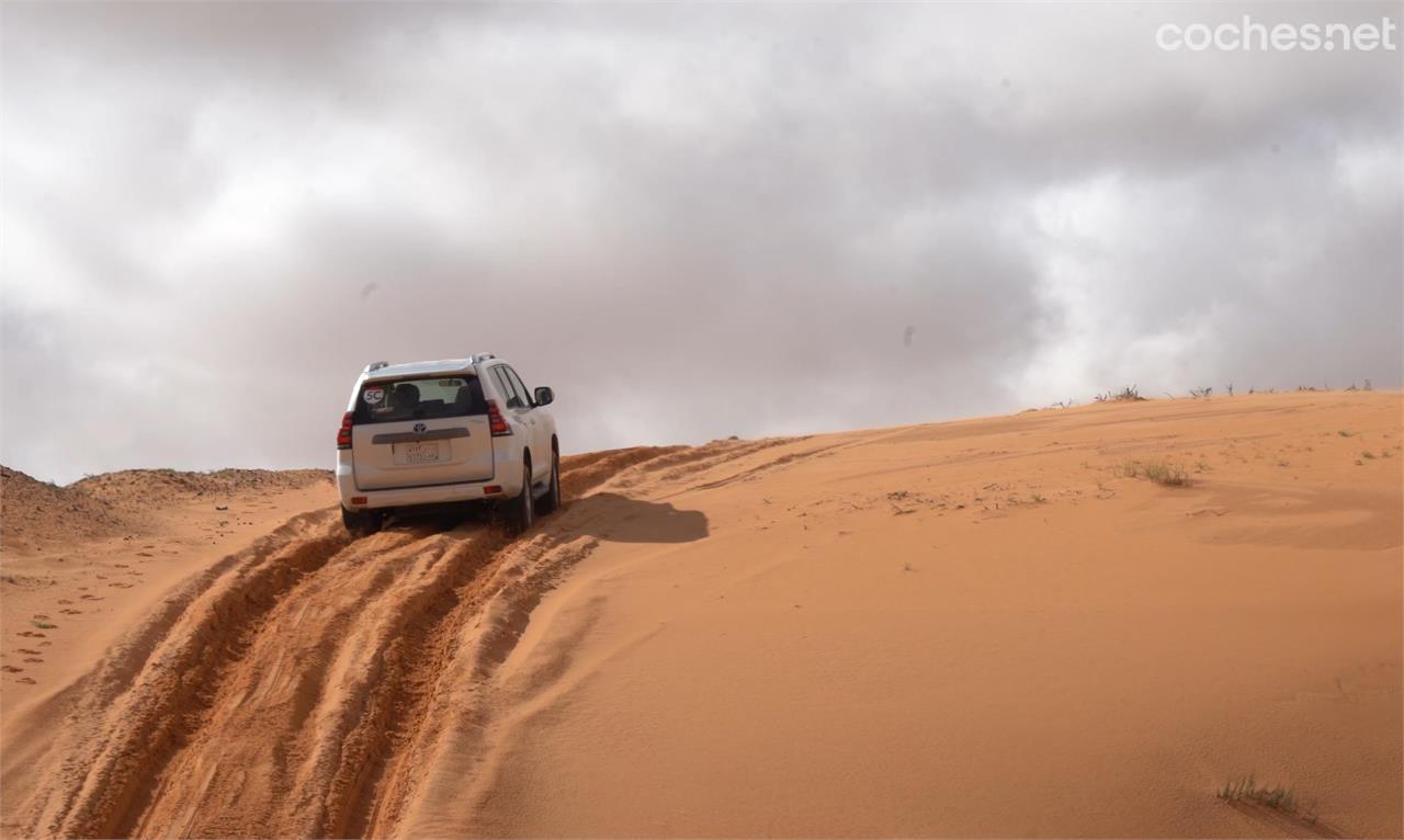 Trepar por las dunas con un Toyota Land Cruiser es tarea sencilla si se bloquea el diferencial central y se desconecta el control de tracción. La potencia del motor ayuda. 