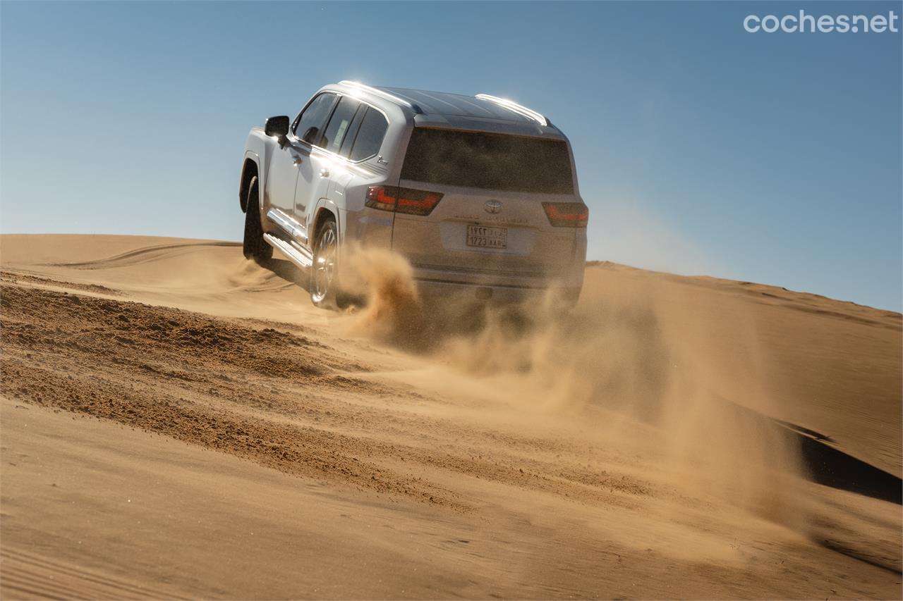 El motor V6 de gasolina del Toyota Land Cruiser 300 da 409 CV, una garantía de potencia a la hora de subir en busca de la cresta. 