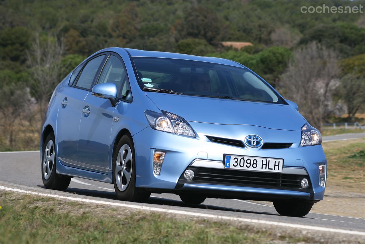 La suspensión más firme de este Prius le da un buen comportamiento en carretera aunque sin llegar a la eficacia del Peugeot.