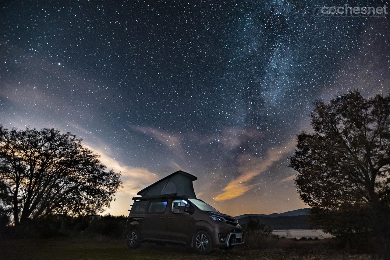 El Toyota Proace Verso Camper permite hacer unas vacaciones en la playa o en la montaña de forma totalmente autónoma. 