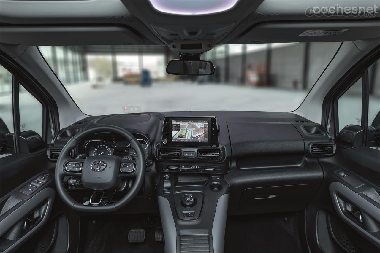 El interior del Toyota Proace se ve moderno, bien equipado y espacioso,como corresponde a un vehículo de uso industrial a la vez que familiar. 