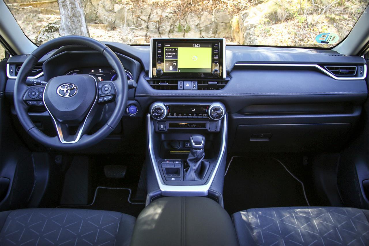 El interior del Toyota RAV4 Hybrid tiene puesto de conducción relativamente convencional, muy al gusto europeo.