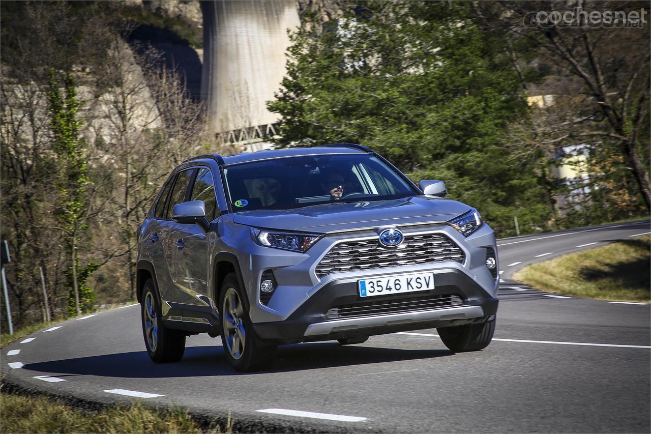 El diseño del nuevo Toyota RAV4 Hybrid es más anguloso, su frontal se ve más agresivo.