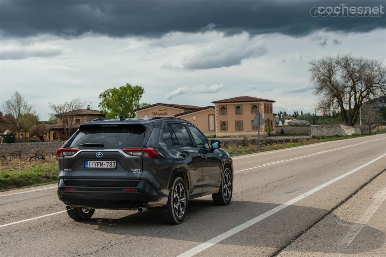 El Toyota RAV4 Plug-in homologa 75 km de autonomía eléctrica, que alcanza los 98 km en ciudad.