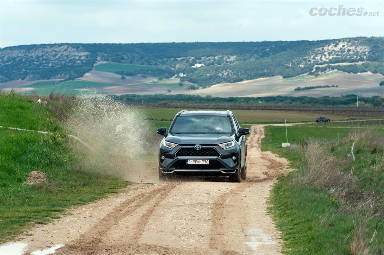 El Toyota RAV4 Plug-in no pierde un ápice de su comportamiento 4x4 con el modo Trail y la tracción AWD-i.