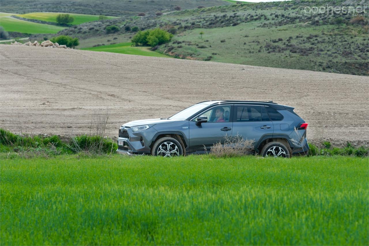 El Toyota RAV4 Plug-in tiene un motor térmico de 185 CV y dos eléctricos, uno en cada eje.