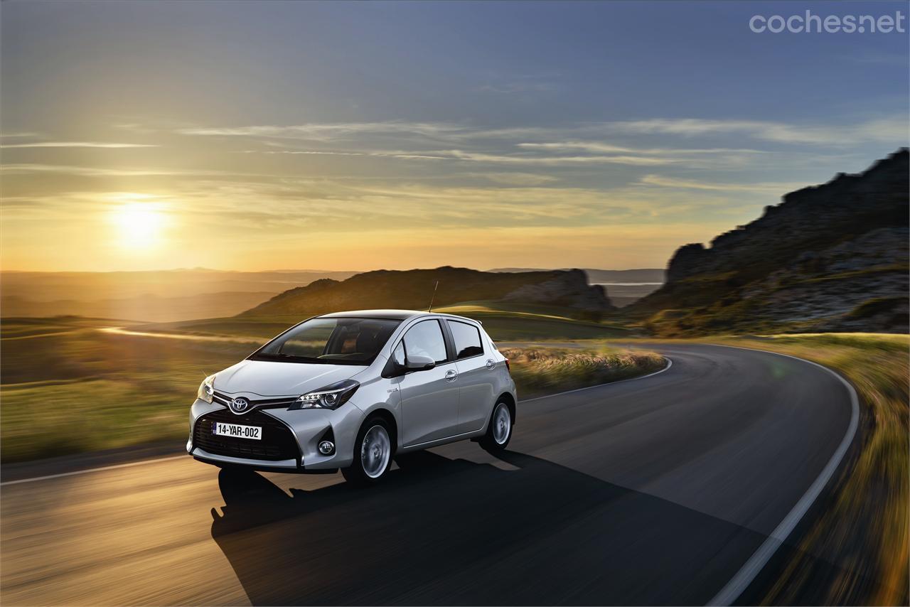 El Toyota Yaris compite en un segmento muy duro, el de los coches con tamaño a medio camino entre un utilitario y un compacto. 