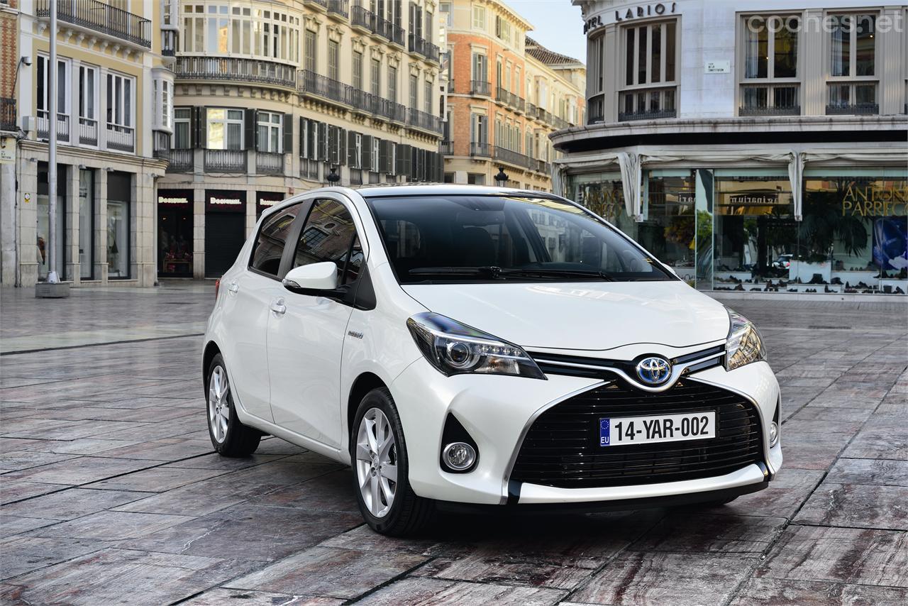 El Toyota Yaris 2014 luce una imagen algo más juvenil y deportiva gracias al nuevo frontal y su parrilla en forma de X.