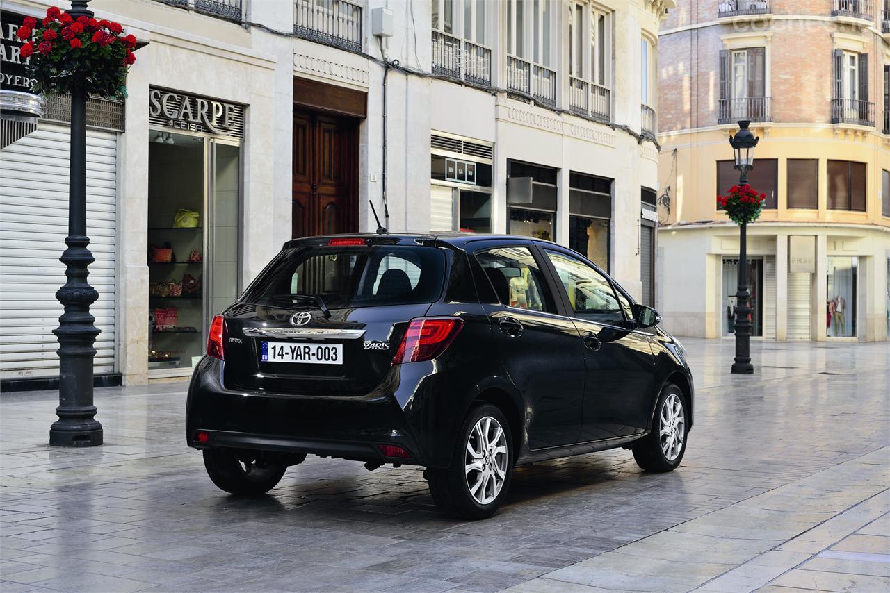 Su tamaño y características hacen del Toyota Yaris un coche ideal para callejear. Es un coche de mantenimiento reducido, gracias a su bajo consumo medio. 