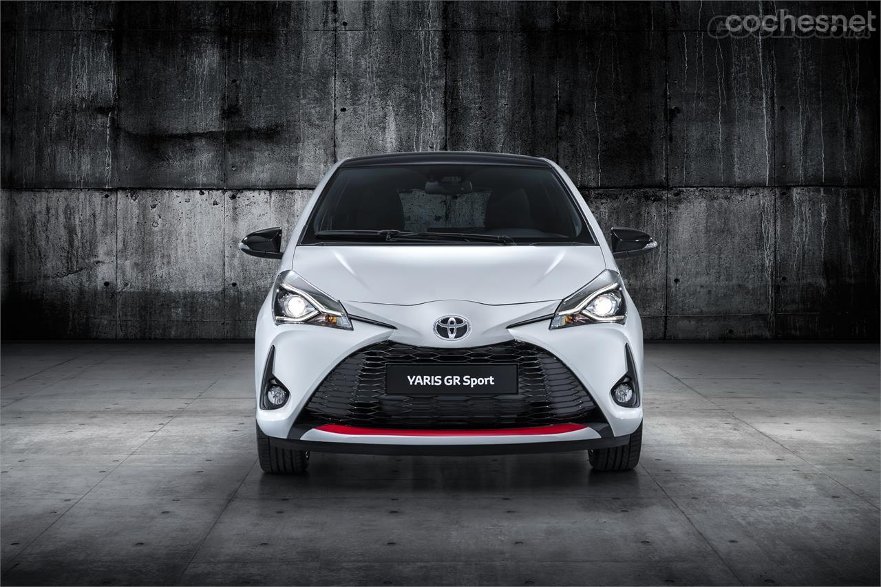 Carrocería más baja, suspensión deportiva y detalles en negro. Así se presenta el nuevo Toyota Yaris GR Sport. 