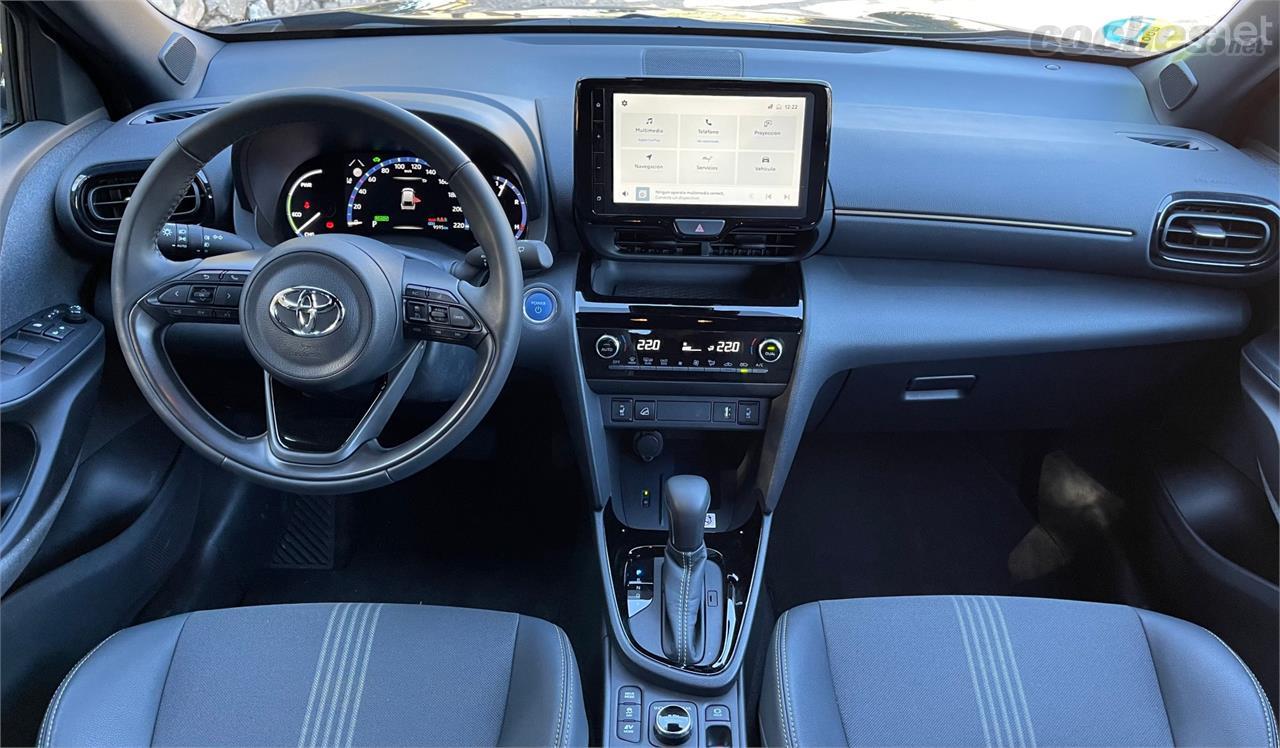 La enorme pantalla con un interfaz más moderno que los que ofrecía Toyota hasta ahora caracterizan el salpicadero del Yaris Cross.