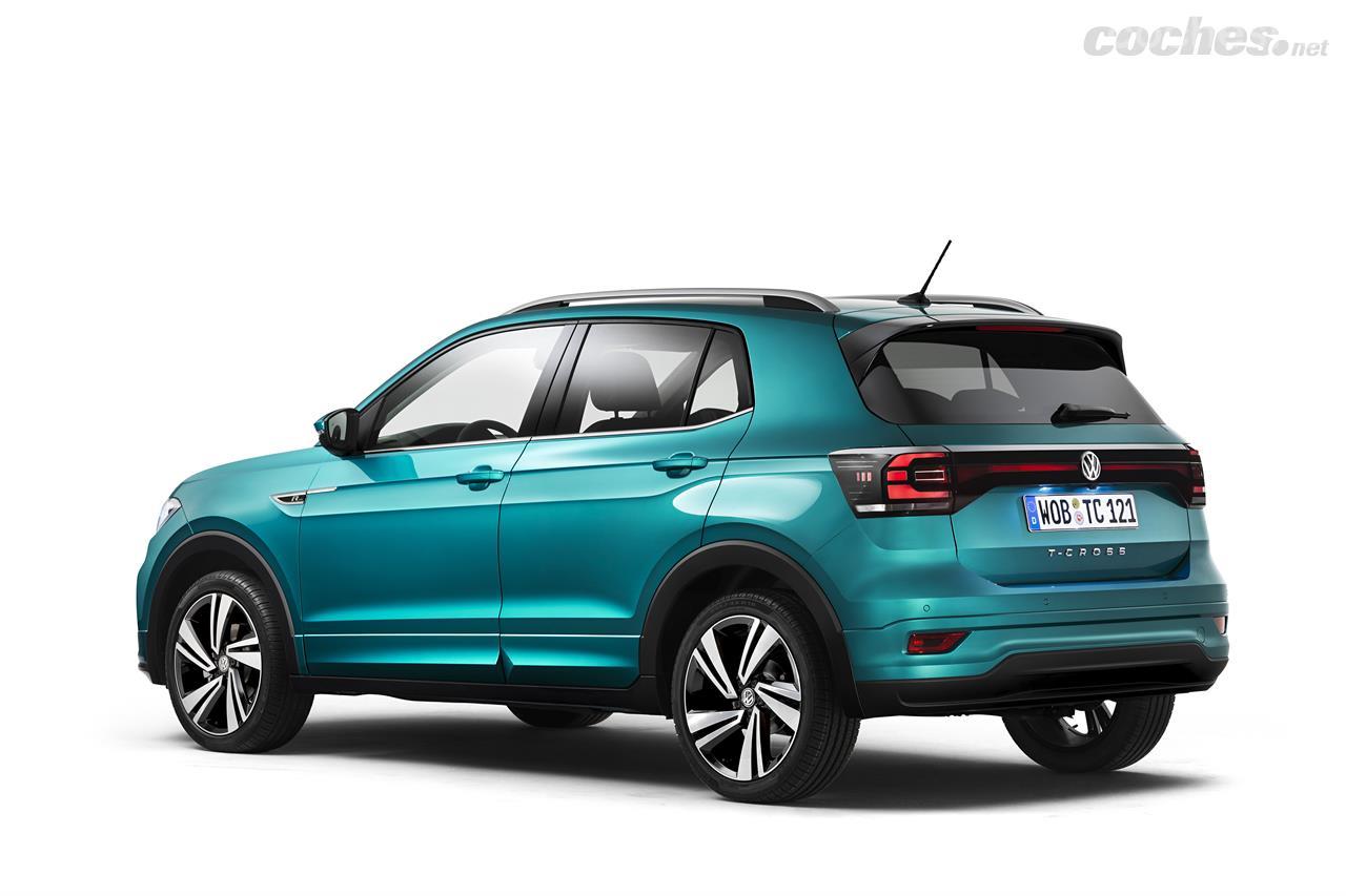 Aunque es del mismo tamaño que el Seat Arona, el T-Cross no tiene tercera ventanilla lateral y el diseño trasero es muy diferente, con un cierto aire a Skoda.