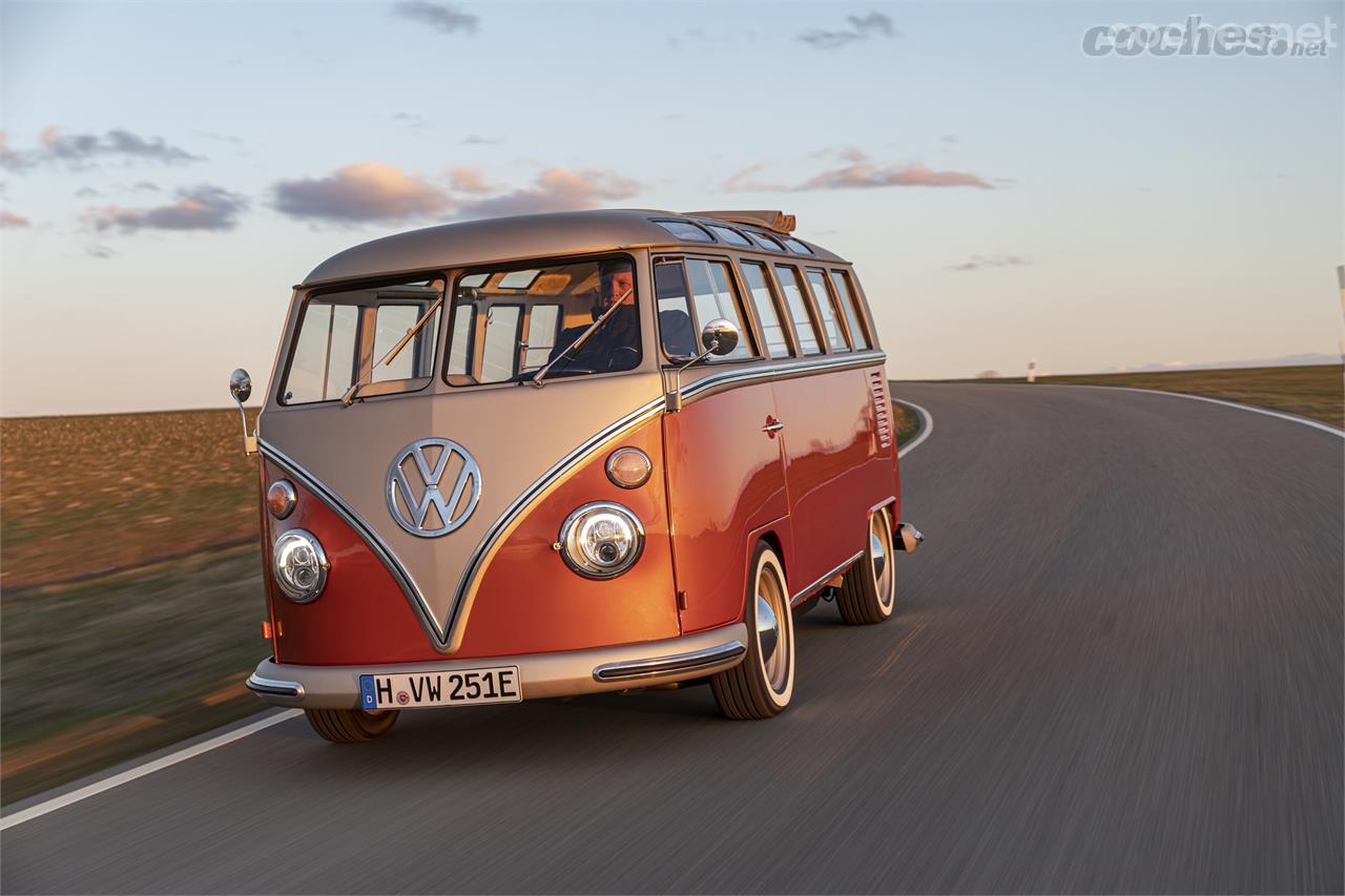 El Volkswagen e-Bulli es una T1 de 1966 a la que se le ha sustituido el motor de gasolina por uno eléctrico con mayor potencia y par. 