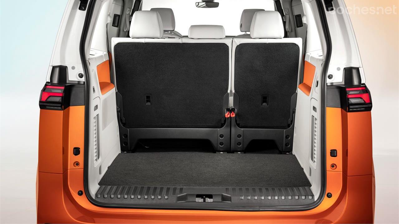 VOLKSWAGEN Amarok - The family version has a very large trunk with 1,121 liters of capacity up to the tray.