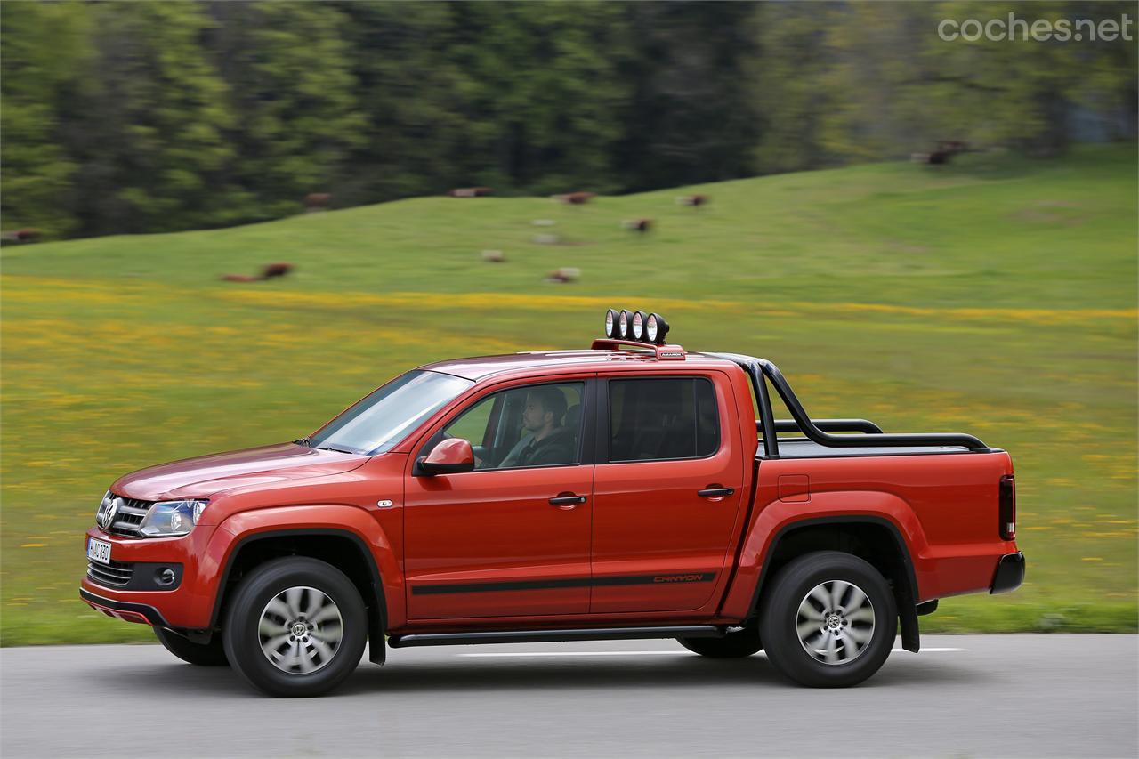 Pasos de rueda ensanchados, detalles en negro y la rampa de faros opcional definen la estética del Canyon, disponible en un exclusivo color naranja.