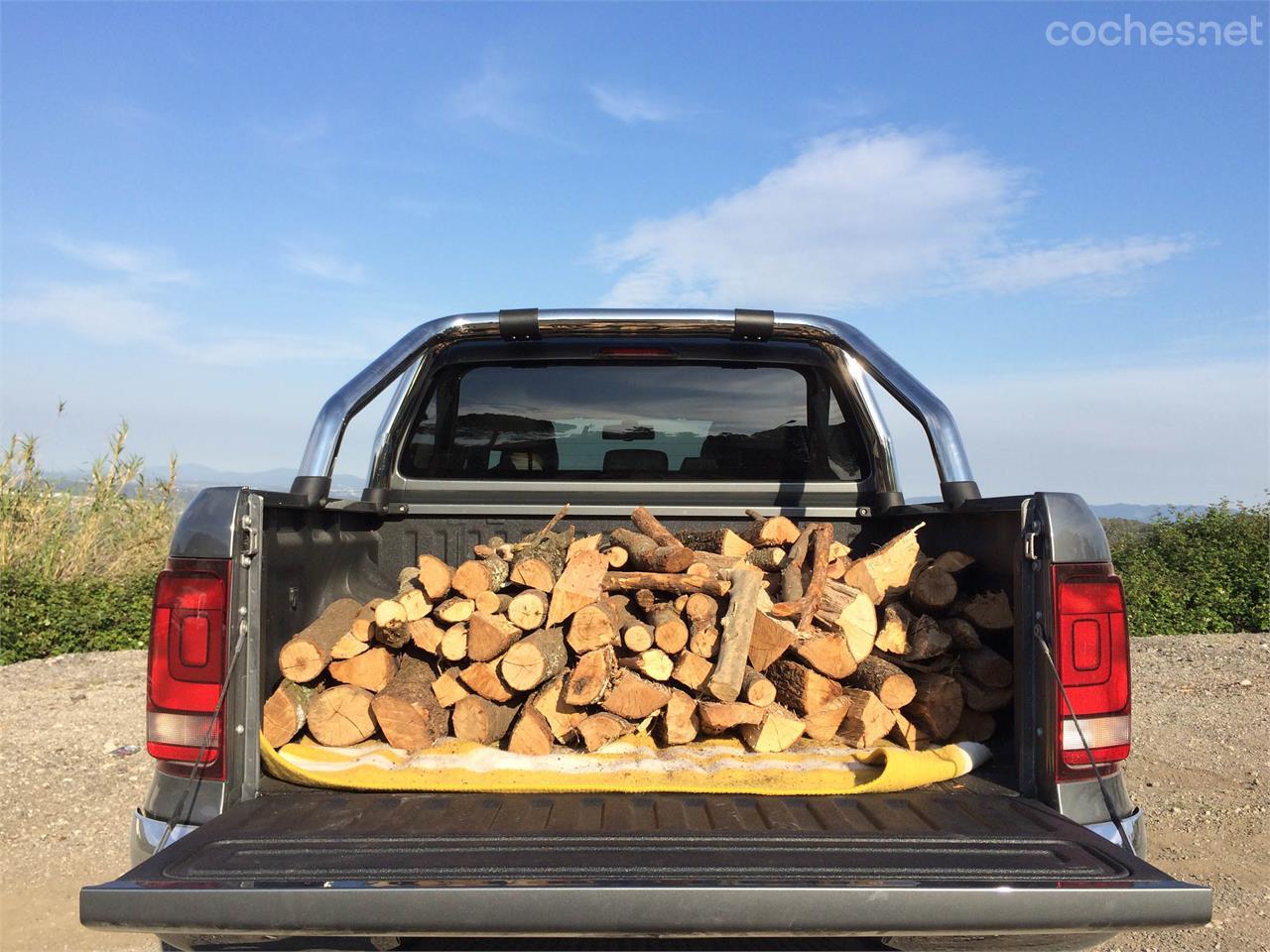 La caja del Amarok Doble Cabina tiene una capacidad de 2,52 m2. Para probarlo lo cargamos con 500 kilos de leña.