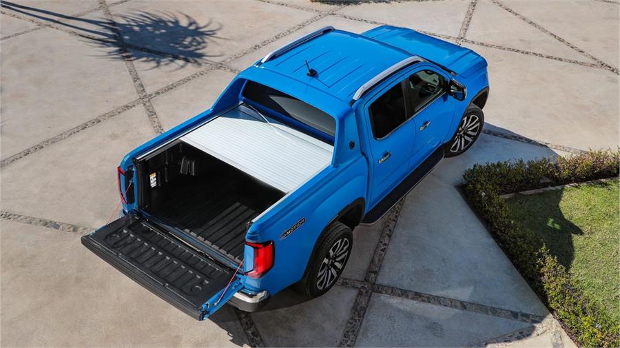 La caja de carga de algunas versiones del Volkswagen Amarok 2023, como esta en acabado Aventura, tendrán una persiana eléctrica.