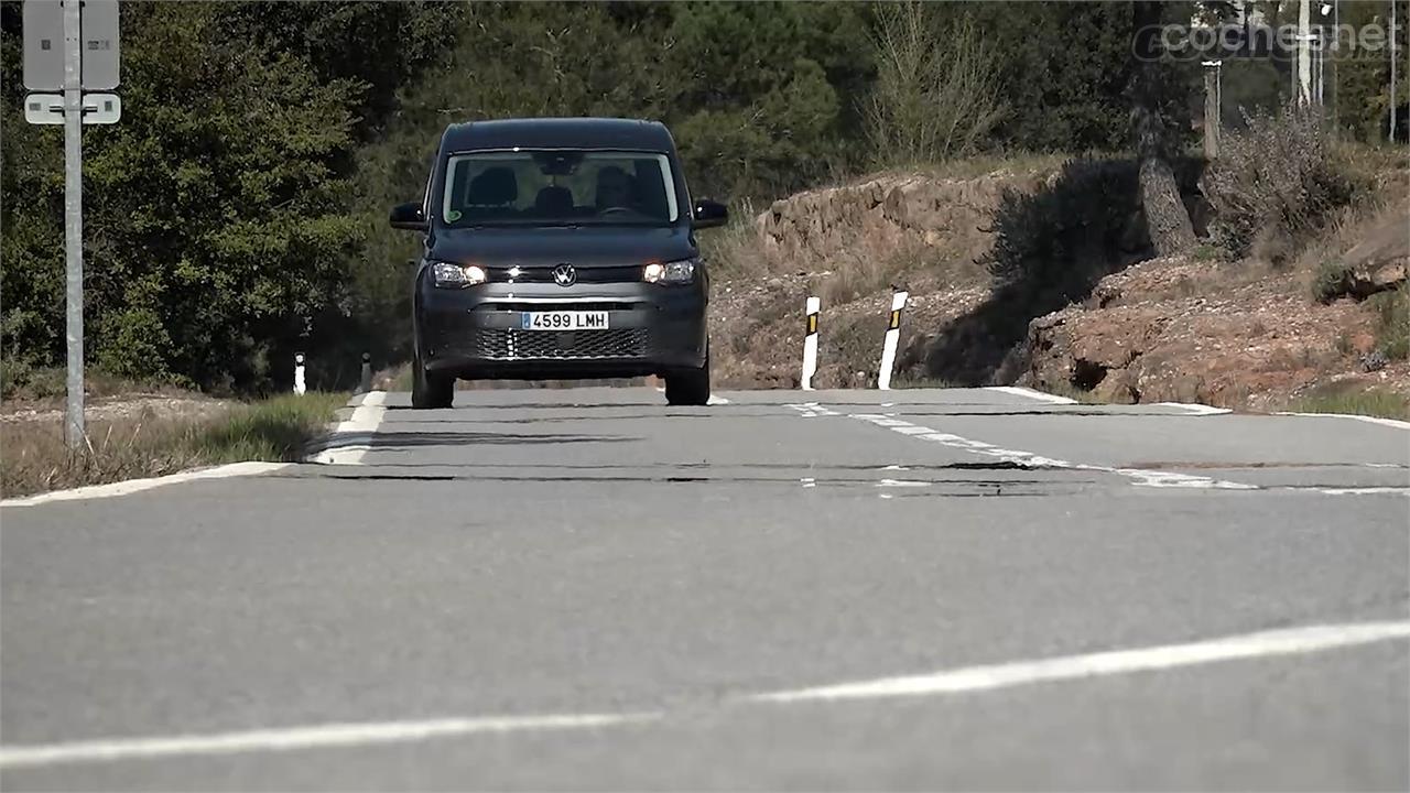 En carretera ofrece un comportamiento dinámico casi de turismo. Sorprende lo efectivo y cómodo que llega a ser su chasis.