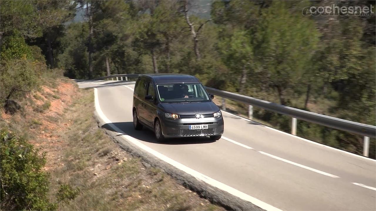 Su motor 2 litros turbo de 4 cilindros declara 122 CV, no obstante, parece que su rendimiento sea superior.