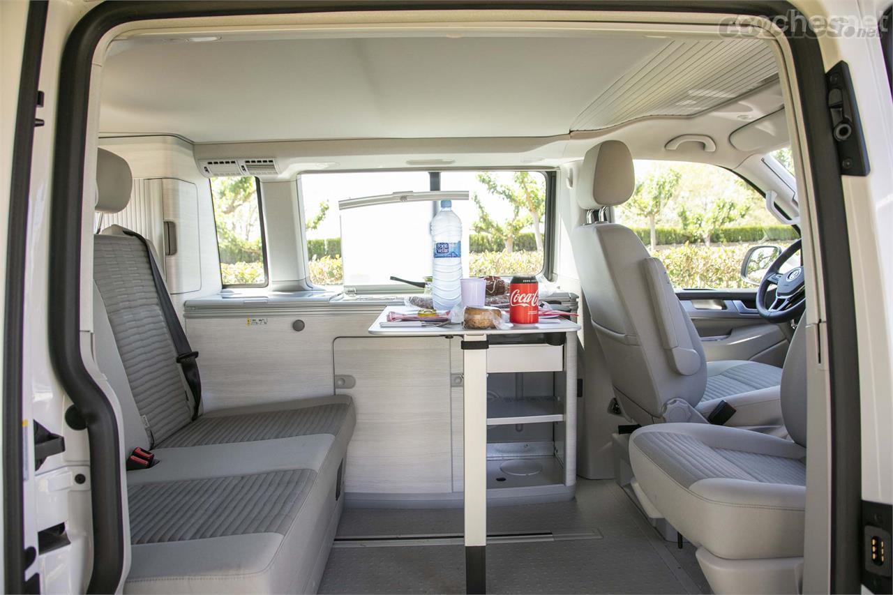 El habitáculo lo puedes convertir en un salón comedor con una mesa integrada junto a la cocina y girando los asientos delanteros.