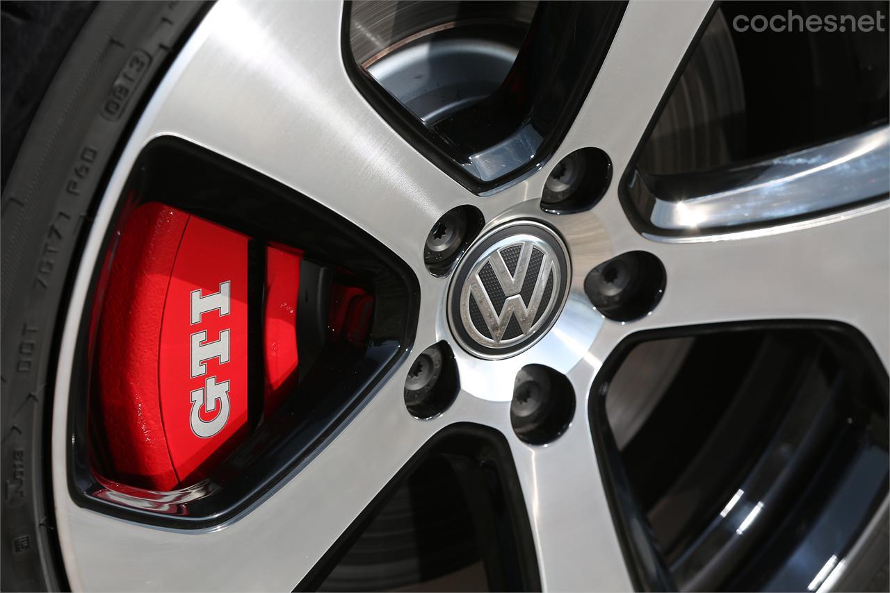 Las pinzas de freno pintadas en rojo son un buen detalle en el GTI Performance. 