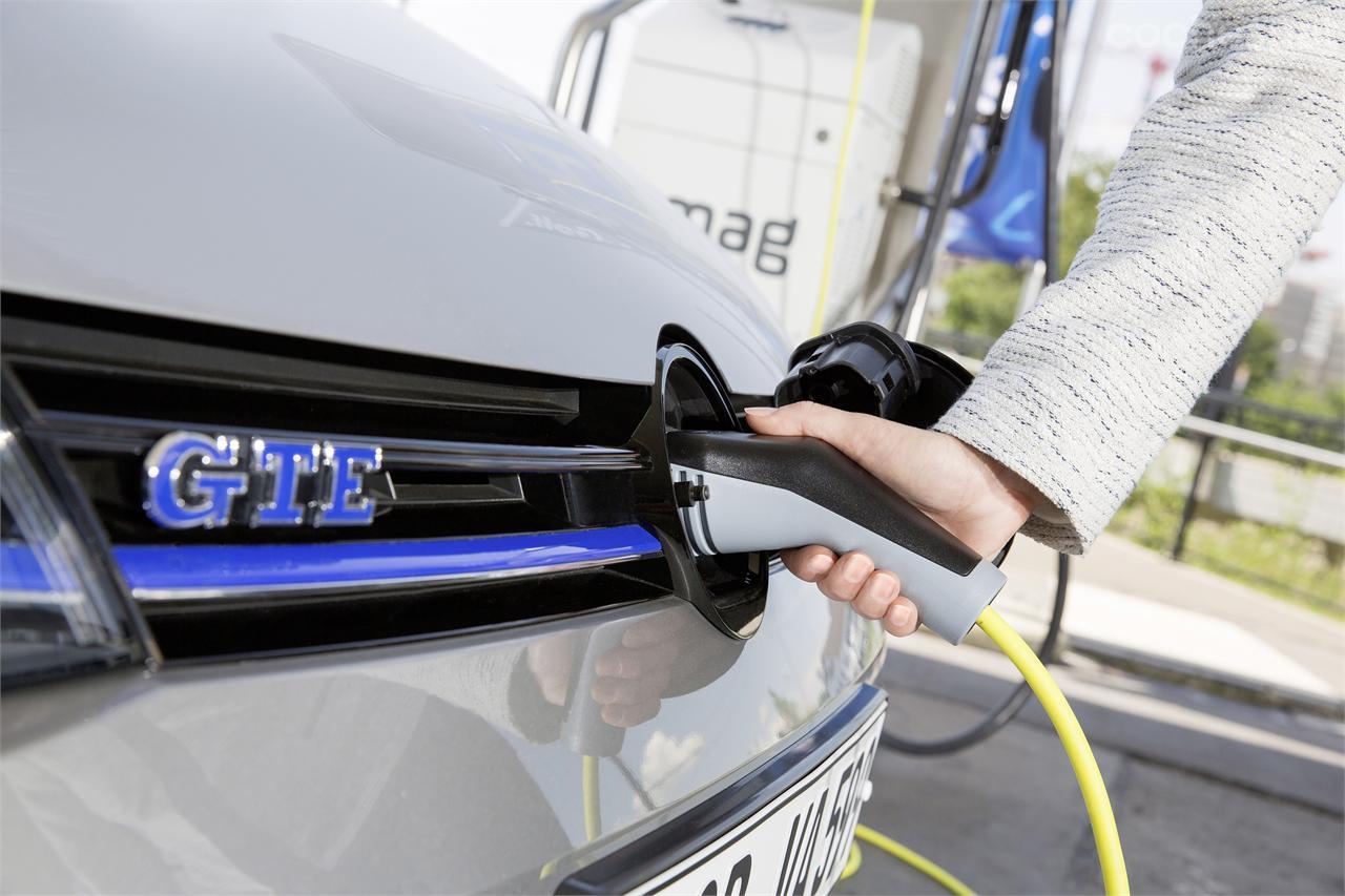 El enchufe para conectar el coche a la red eléctrica está detrás del logo VW, en la parrilla delantera. 