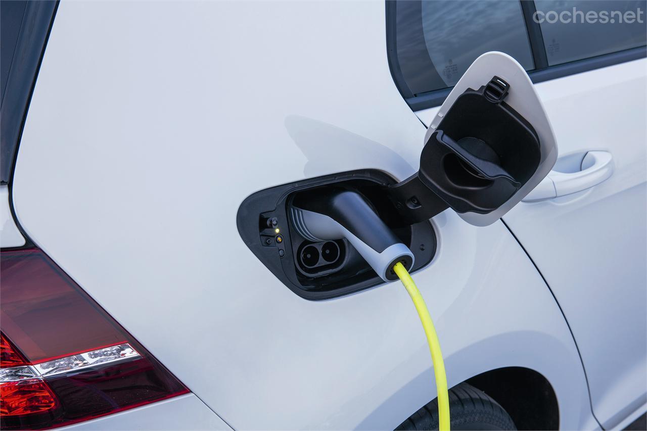 En Expoeléctric el público pudo ver las caracteristicas de un eléctrico como el Volkswagen e-Golf, cuya toma de corriente está en el lugar de la clásica boca de entrada del depósito. 