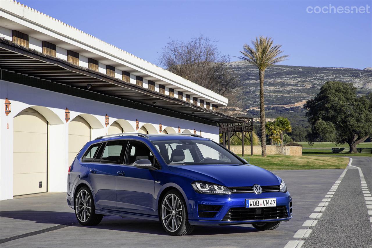 La suspensión del Golf R Variant que rebaja la altura del vehículo al suelo en 20 mm y el kit de carrocería específico delatan que es un vehículo de marcado talante deportivo.