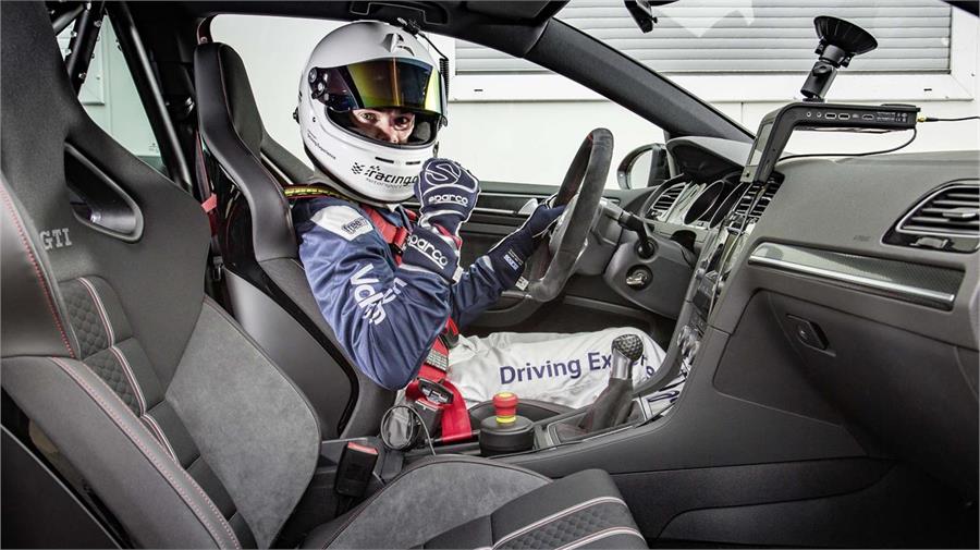 Benjamin Leuchter al volante del GTI Clubsport S. Como se puede apreciar de serie monta un conjunto de barras anti-vuelco.