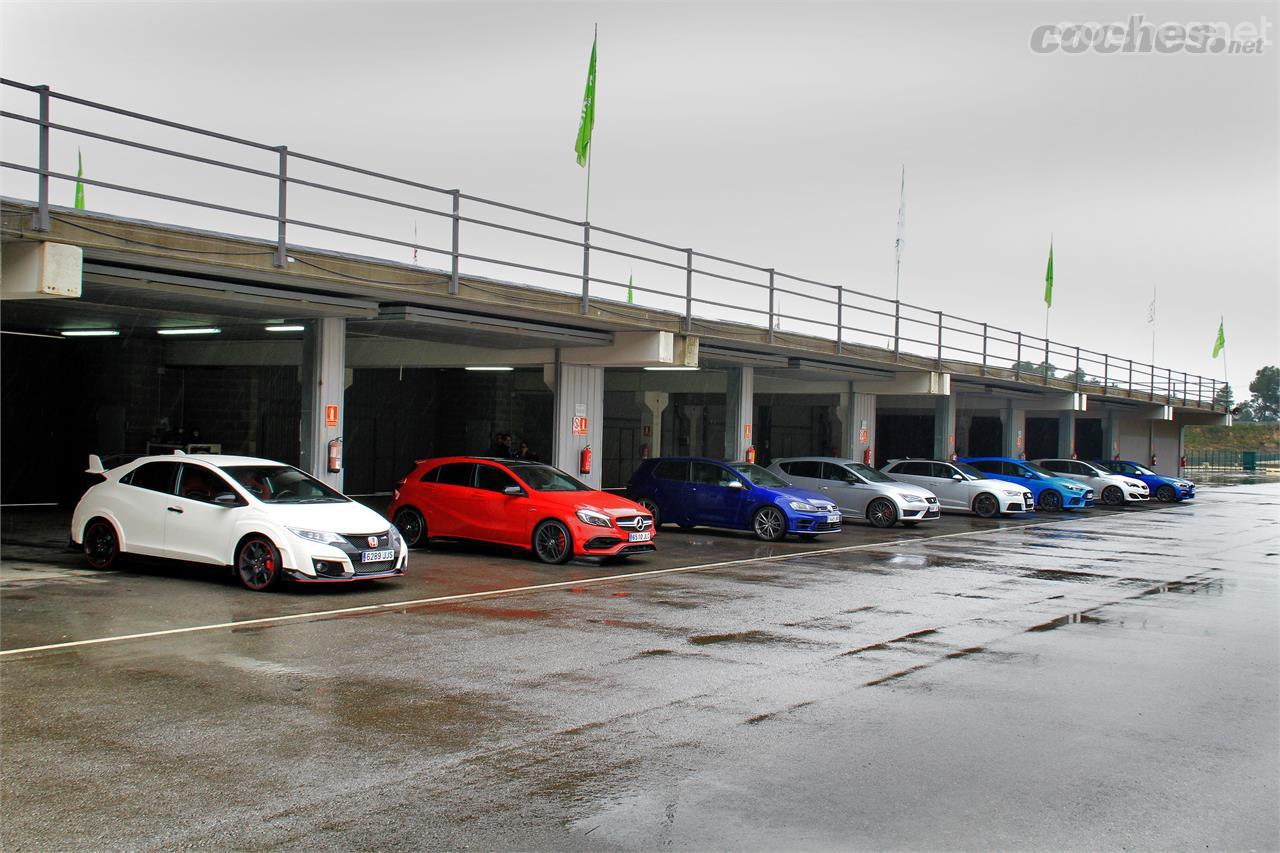 Nuestros ocho coches a punto para empezar las pruebas en la lluviosa jornada que pasamos en el circuito de Castellolí.