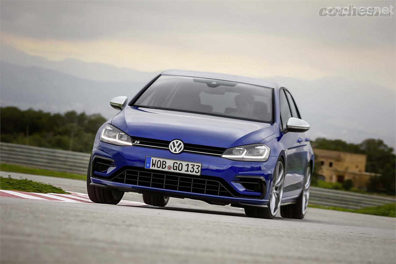 En el Circuito de Mallorca disfrutamos al límite del Golf R y sus 310 CV. Su escape Akrapovic de titanio suena de cine.