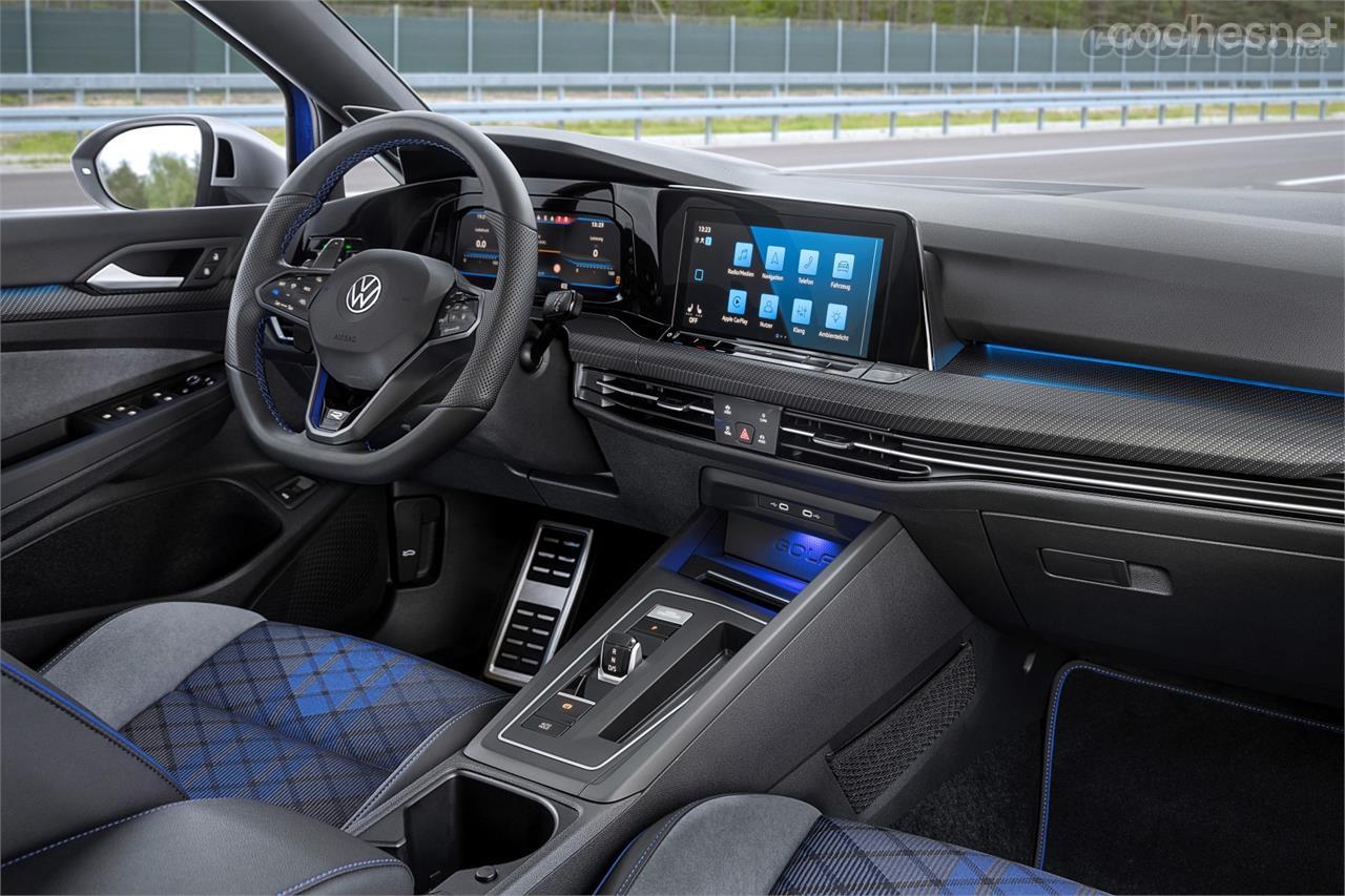 El interior ofrece un ambiente con toques azules muy característico de la línea R de Volkswagen.