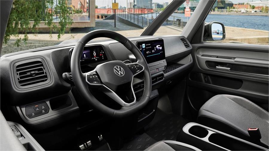 La cabina del Volkswagen ID. Buzz es sencilla pero funcional. Trae de serie tres asientos, aunque se ofrece -como opción y como véis en la foto- una configuración de dos asientos individuales.