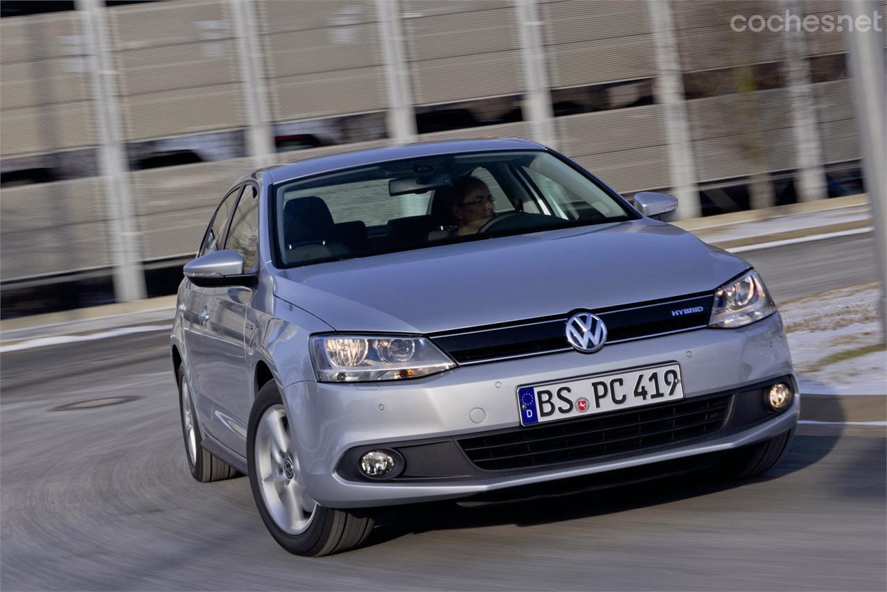 Sólo el logo Hybrid en la calandra y algunos pequeños cambios aerodinámicos diferencian a esta versión híbrida del Jetta a simple vista. 