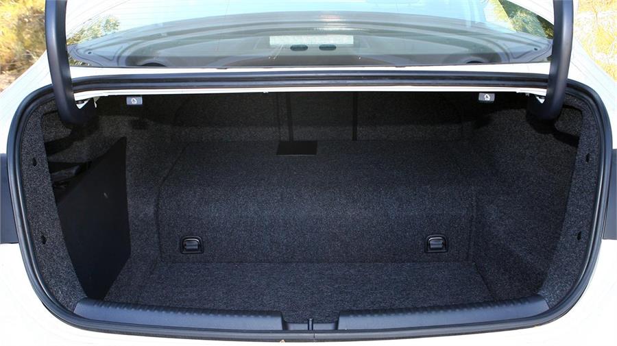 La capacidad del maletero se ve limitada por la presencia de la batería bajo el asiento trasero.