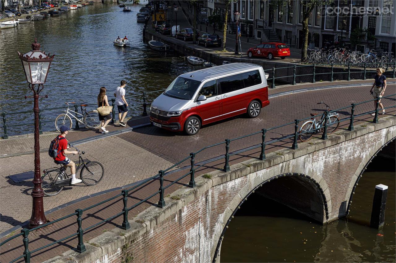 Holanda no es precisamente el mejor país del mundo para realizar una prueba de conducción. Bicicletas por todos lados y tantas rotondas casi como tulipanes.