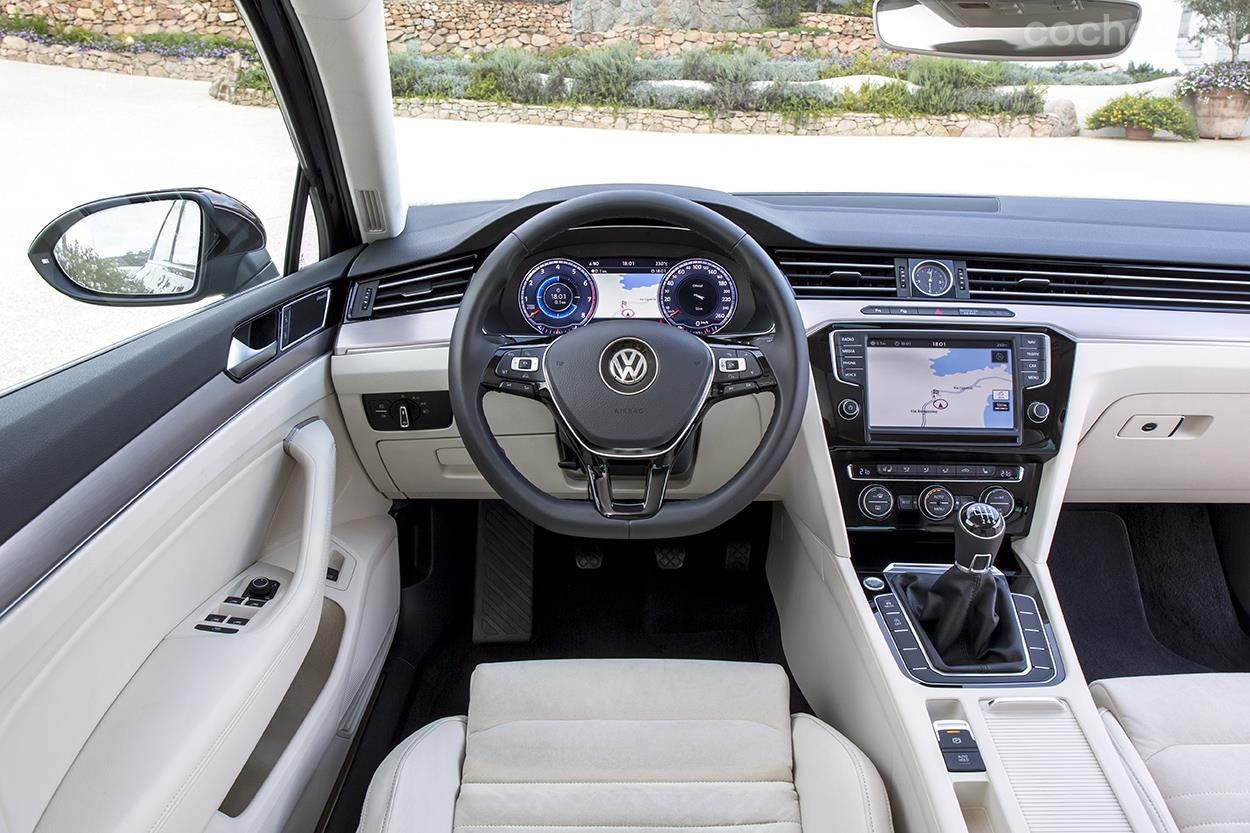 Es evidente la evolución que ha sufrido el interior del Volkswagen Passat generación tras generación.  En los acabados superiores, el aspecto es sofisticado y lujoso. 