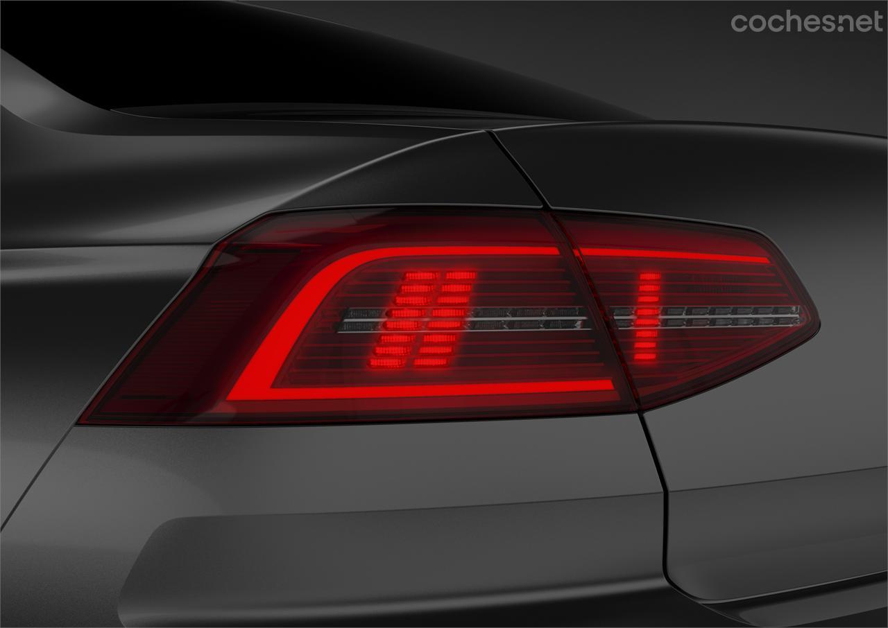 Una curiosa innovación en el nuevo Volkswagen Passat es este tipo de luces de frenado, que modifican su diseño cuando se activan, pasando de un grafismo horizontal a uno vertical. 