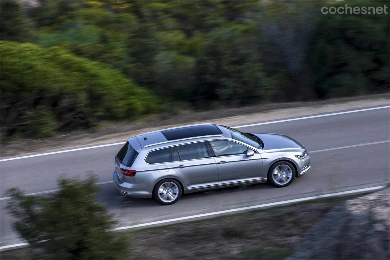 La versión Variant del nuevo Volkswagen Passat es ideal para familias o personas que necesiten transportar equipos de ocio, por ejemplo. El techo solar es una buena opción. 