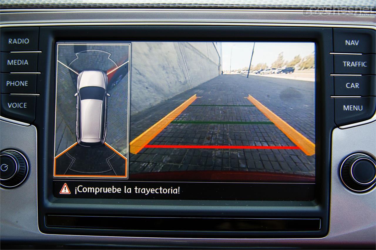 Entre las numerosas opciones propuestas, la cámara de visión de 360 grados permite realizar las maniobras de aparcamiento con seguridad.