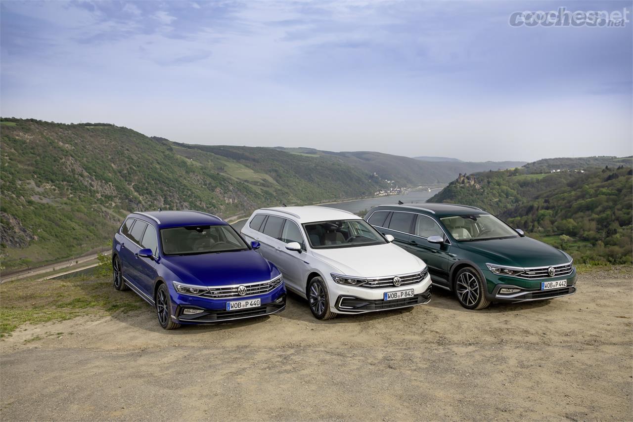 La versión Alltrack (coche verde) y el GTE (coche blanco) completarán próximamente la gama de lanzamiento del Passat (en la imagen las versiones Variant).