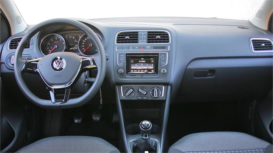 El Volkswagen Polo luce, como ya es sabido en la marca, un interior discreto pero que ofrece una buena y agradable sensación. 