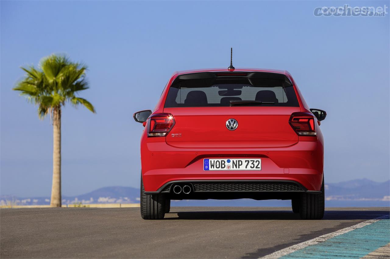 La estética del Polo GTI se refuerza con detalles deportivos como paragolpes específicos, doble salida de escape o un alerón negro en el techo. 