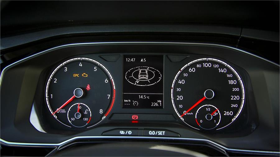 Existe la opción de equipar el Polo con un cuadro de instrumentos digital, el conocido Virtual Cockpit de la marca. El analógico cuenta con una pantalla digital entre los dos relojes. 