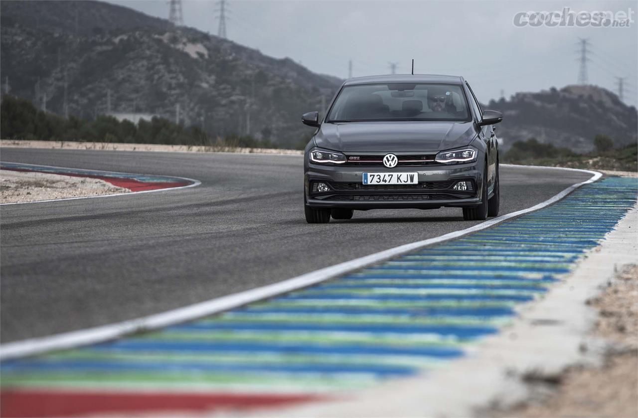 El motor 2 litros turbo del Polo GTI no tiene rival. Empuja casi lo mismo que el del Golf GTI. Anuncia 320 Nm de 1.500 a 4.350 rpm.