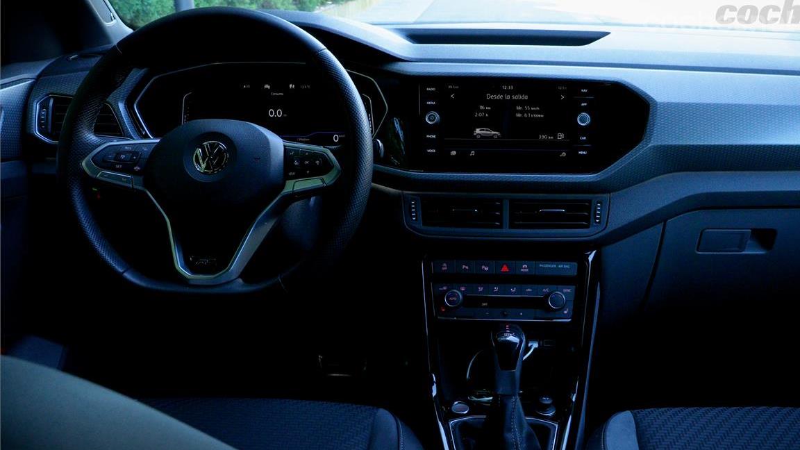 VOLKSWAGEN TCross - Some physical controls for the air conditioning system are appreciated, as well as two main buttons for the touch screen on the dashboard.