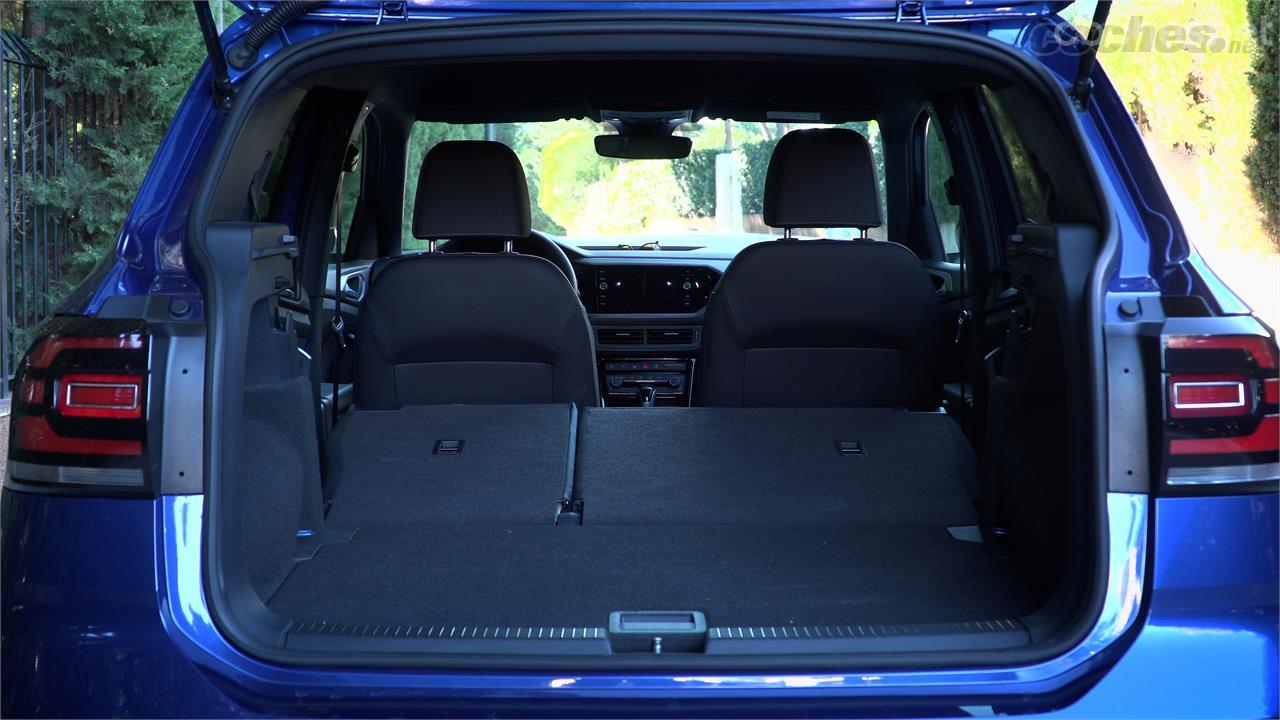 VOLKSWAGEN TCross - The boot in the 5-seater configuration declares 385 litres, expandable to 455 liters by moving the rear bench seat forward and up to 1,281 liters if we fold down the rear seats.
