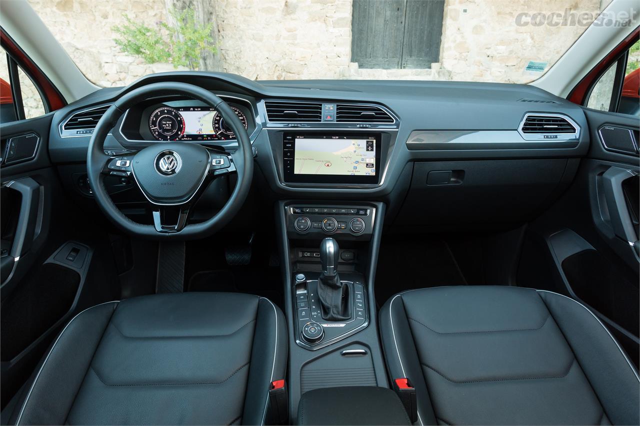 El interior es exactamente igual al del Tiguan, con la doble pantalla digital, una de ellas ejerciendo de cuadro de instrumentos. 